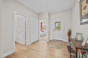 3 間睡房、書桌、熨斗/熨衫板、可攜式嬰兒床