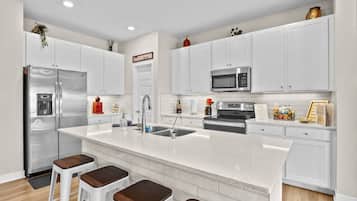 冰箱、微波炉、烤箱、炉灶