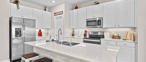 Frigorífic, microones, forn i placa de cuina