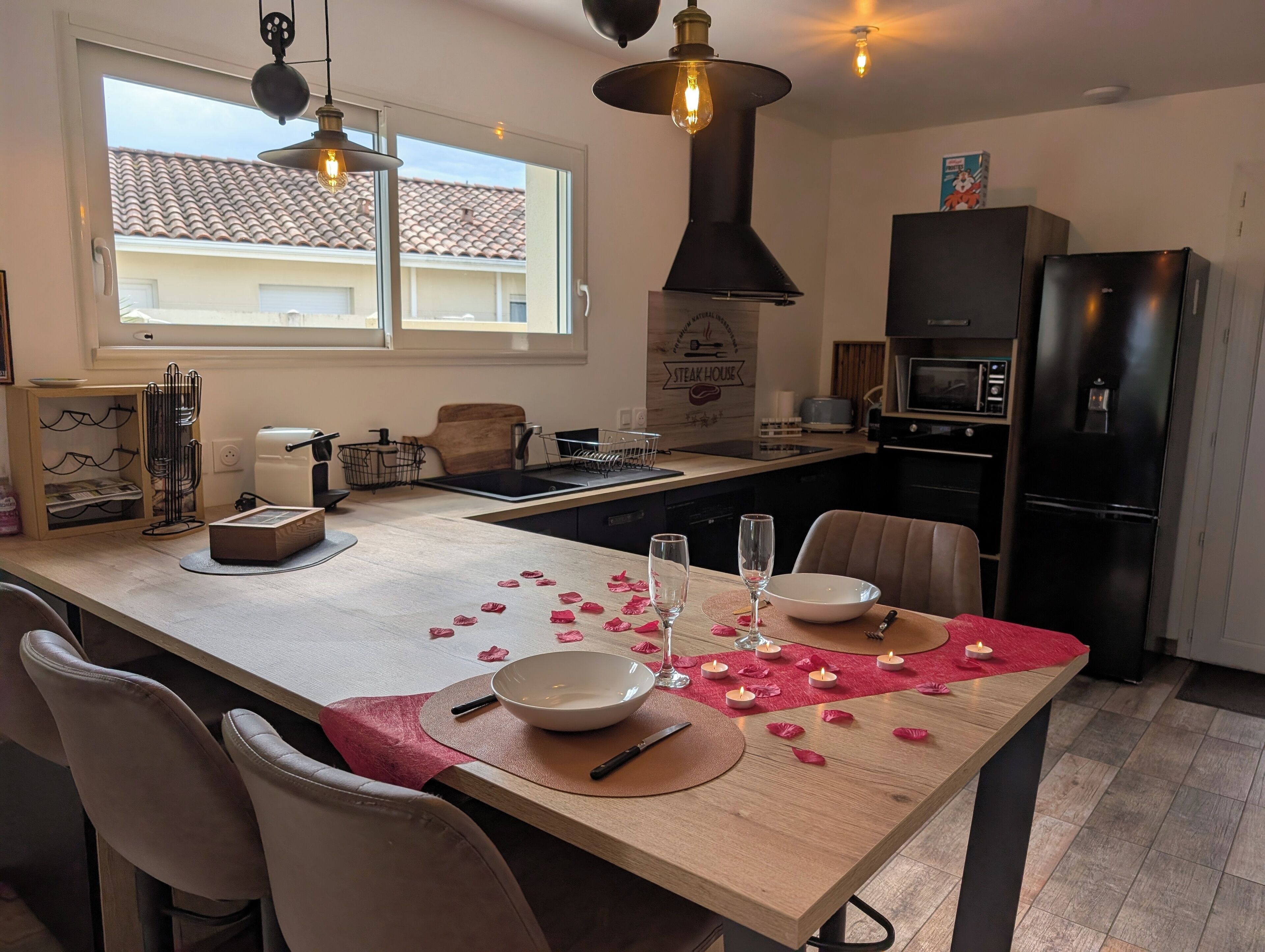 Een microgolfoven, een oven, een kookplaat, een vaatwasser