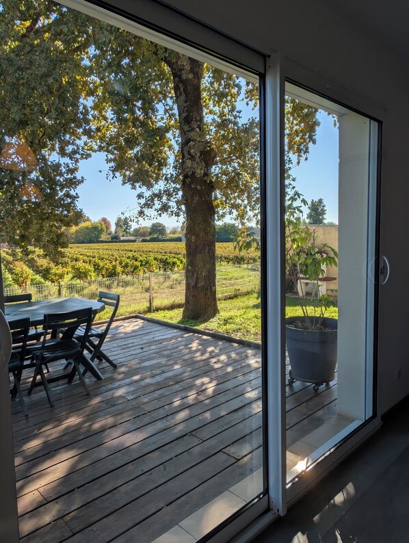 Interior - Gîte with heated swimming pool View of vineyards (Cussac fort medoc)