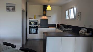 Microondas, horno, parrilla de estufa y lavavajillas