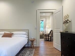 3 habitaciones, tabla de planchar con plancha, wifi y ropa de cama 