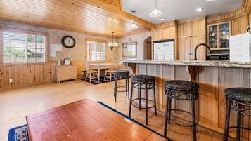 House, Patio, Mountain View | In-room dining