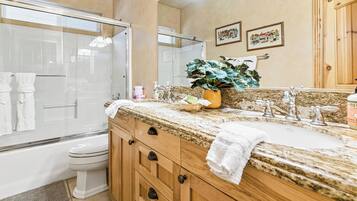 Hus, terrasse, fjellutsikt | Bad