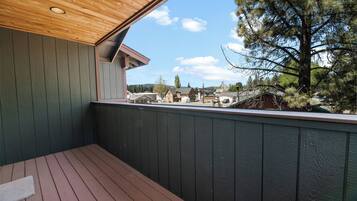 Hus, terrasse, fjellutsikt | Balkong