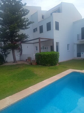 Outdoor pool - Fabulous 170 m² terraced house in the heart of Fornells, with pool and garden (Fornells)