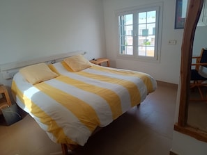 4 bedrooms, iron/ironing board, free WiFi, bed sheets