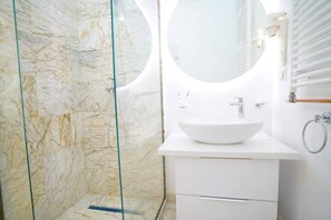 シャワー、ヘアドライヤー、タオル、石鹸