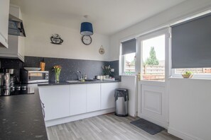 Refrigerador, microondas, lavavajillas y utensilios de cocina 