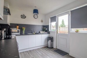 Refrigerador, microondas, horno y lavavajillas 