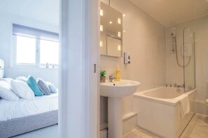 Dusche, Haartrockner, Shampoo