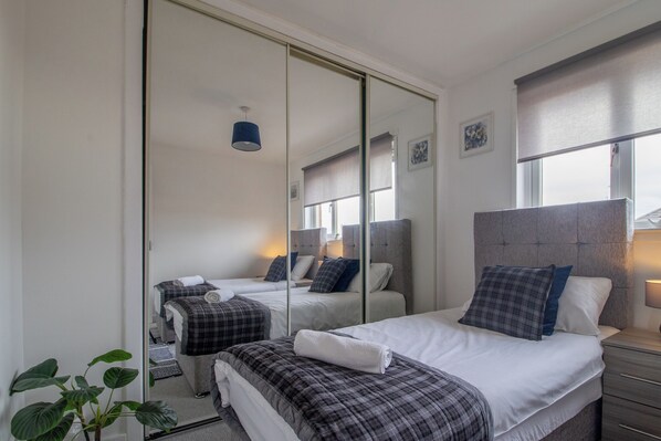 2 habitaciones, tabla de planchar con plancha, wifi y ropa de cama 