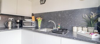 Glasgow, spacious 2 bed house, suitable for family and contractors