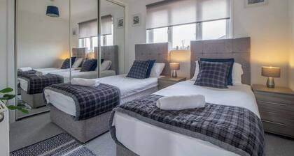 Spacious 2-Bed City Home | Free Parking & Stadiums