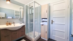 Dusche, Haartrockner, Bidet, Handtücher