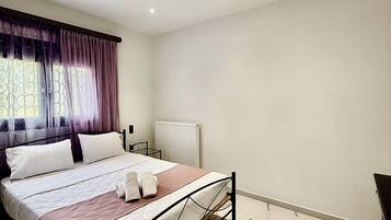 3 bedrooms, iron/ironing board, WiFi, bed sheets