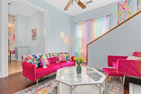Smart TV, books. Family Friendly Colorful Historic Uptown Home near Hospitals Ft Benning and CSU