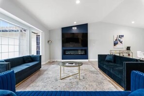 Televisión, chimenea y futbolito 