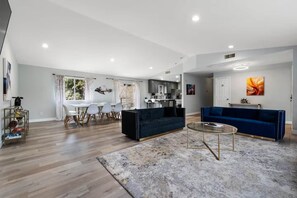 Televisión, chimenea y futbolito 