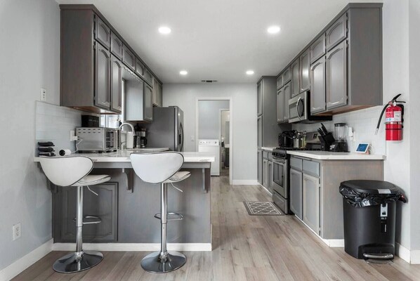 雪櫃、微波爐、焗爐、爐具