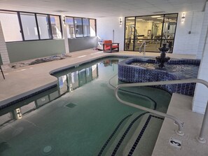 Una piscina cubierta, una piscina al aire libre