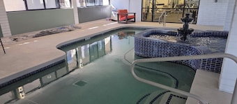 1-BR in Upscale 55+resort - 2 pools, fitness, pickleball, rec ctr. 3 wk min