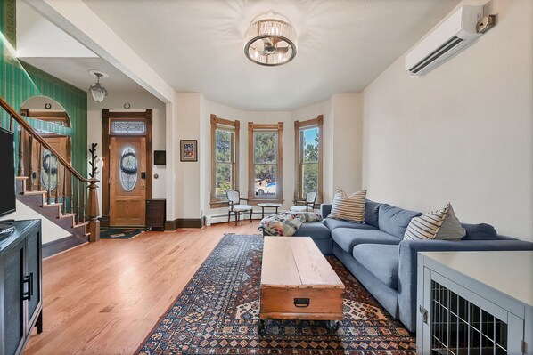 Smart TV, books, computer monitors - Centrally Located Victorian Home Near Downtown (Denver)