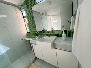Douche, serviettes fournies, savon, papier toilette