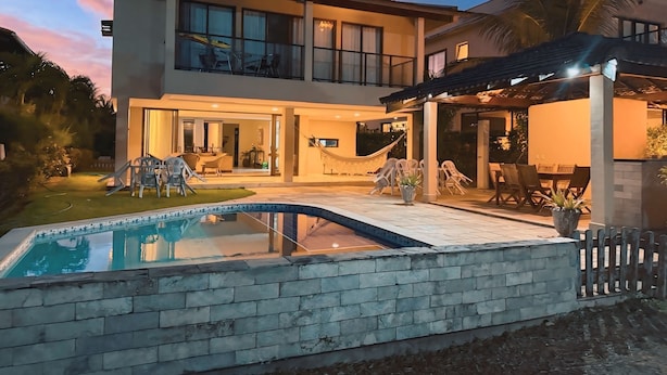 A modern two-story house with a swimming pool, outdoor seating, and a hammock. - Cozy beach house in Porto de Galinhas, pet friendly. (Porto de Galinhas Ipojuca)