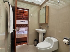Comfort Triple Room | Bathroom | Shower, hair dryer, towels, soap - Samay Wasi B&B (Cusco)