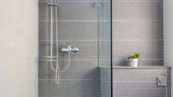 Dusche, kostenlose Toilettenartikel, Haartrockner, Bademäntel