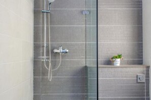 Douche, articles de toilette gratuits, sèche-cheveux, peignoirs