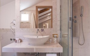 Comfort Triple Room | Bathroom | Shower, towels, soap, shampoo - Fata34  (Reggio Calabria)