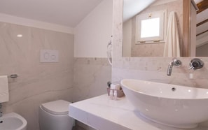 Comfort Triple Room | Bathroom | Shower, towels, soap, shampoo