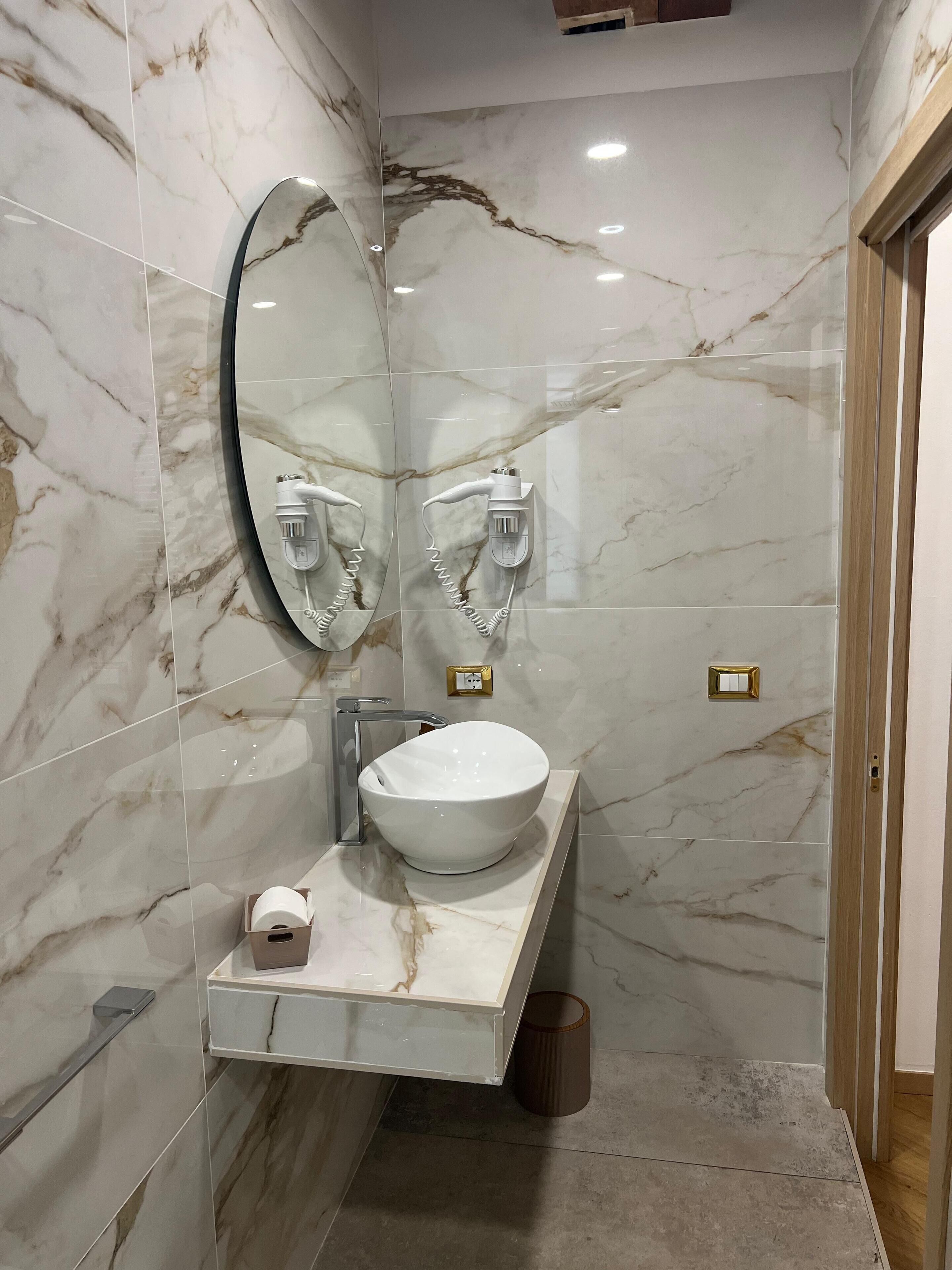 舒適雙人房 | 浴室 | 淋浴設備、毛巾、肥皂、洗髮精