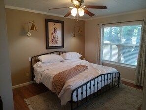 Room - River View Bungalow w access in Texas Wine Country, best new restaurants on LBJ! (Burnet)