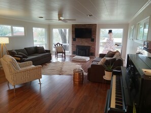 Living area - River View Bungalow w access in Texas Wine Country, best new restaurants on LBJ! (Burnet)