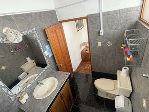Douche, sèche-cheveux, serviettes fournies, savon