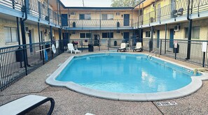 Outdoor pool - Montrose Y-Spot Studio! Medical Center 49 ★★★★★ (Houston)