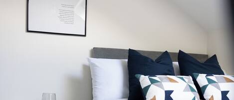 1 dormitorio, tabla de planchar con plancha, wifi y ropa de cama