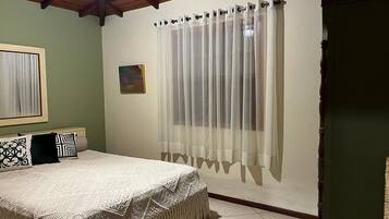 3 bedrooms, iron/ironing board, free WiFi, wheelchair access