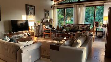 Smart TV, fireplace, stereo