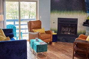 TV, fireplace - Evergreen Retreat – Walk to Timberline Mountain ski lifts and lodge! (Davis)