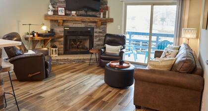 Summit View â Walk to Timberline Mountain ski lifts and lodge!