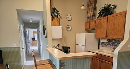 Experience ‘Mountain Charm’ | Vaulted Ceilings, Fireplace & Walk-to-Slopes Access in Canaan Valley