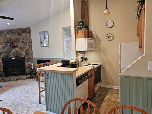 Experience ‘Mountain Charm’ | Vaulted Ceilings, Fireplace & Walk-to-Slopes Access in Canaan Valley