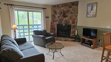 Televisión y chimenea