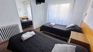 基础四人房 | 办公桌、笔记本电脑工作区、免费 WiFi
