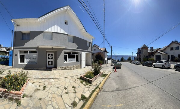 Vista frontal de la propiedad